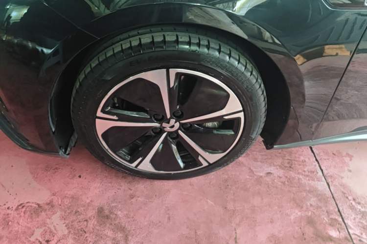 Used Nio ET5T 2023 75 kWh Touring Left Front Wheel Hub