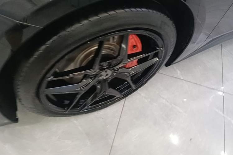 Used Nio ET5T 2023 75 kWh Touring Left Front Wheel Hub