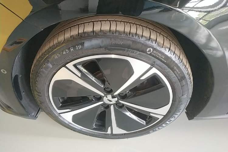 Used Nio ET5T 2023 75 kWh Touring Left Front Wheel Hub