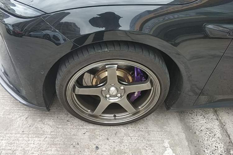Used Nio ET5T 2023 75 kWh Touring Left Front Wheel Hub