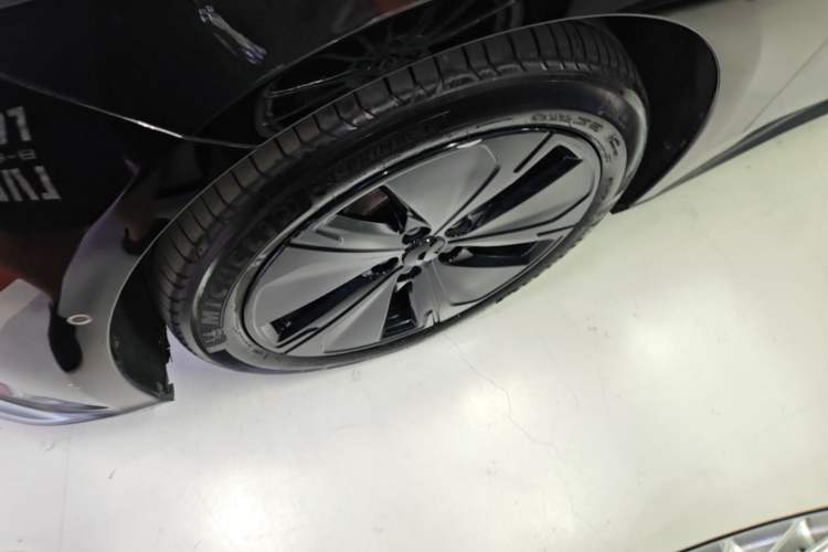 Used Nio ET5T 2023 75 kWh Touring Left Front Wheel Hub