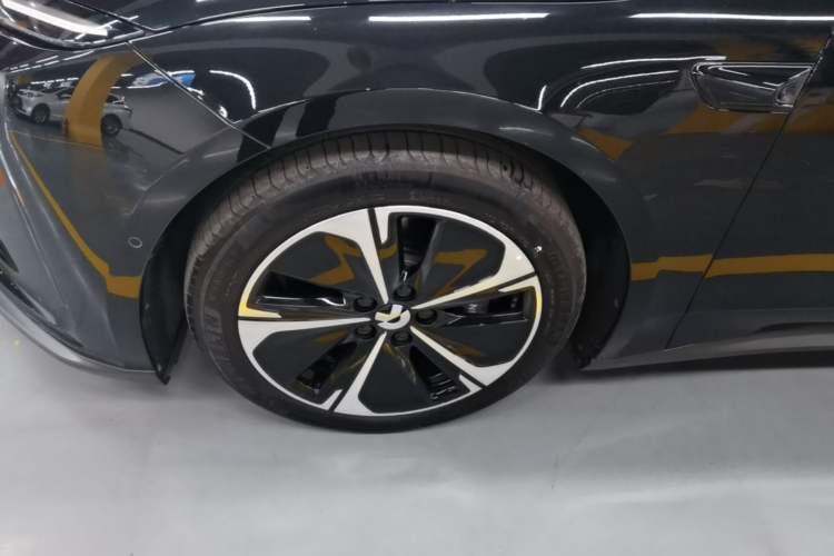 Used Nio ET5T 2023 75 kWh Touring Left Front Wheel Hub