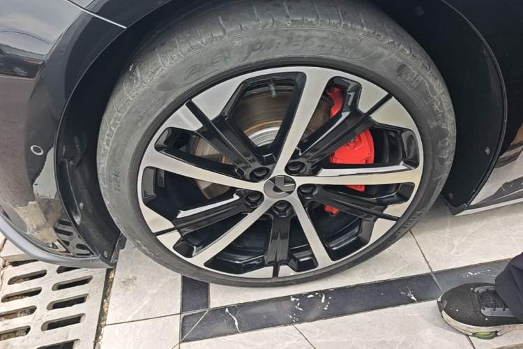 Used Nio ET5T 2023 75 kWh Touring Left Front Wheel Hub