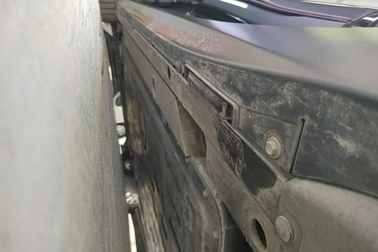 Used Nio ET5T 2023 75 kWh Touring Left Side Sill
