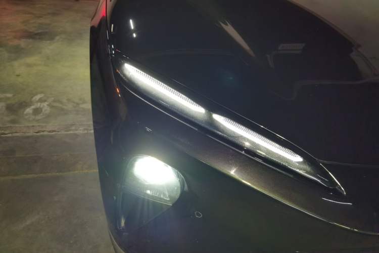 Used Nio ET5T 2023 75 kWh Touring Right Front Headlight