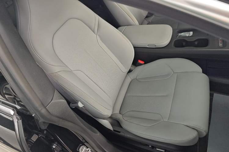 Used Nio ET5T 2023 75 kWh Touring Right Front Seat