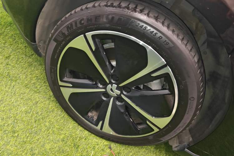 Used Nio ET5T 2023 75 kWh Touring Right Rear Wheel Hub