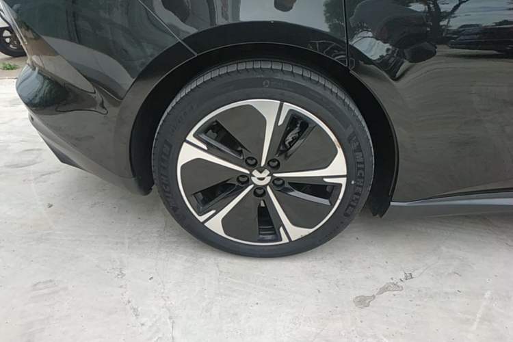 Used Nio ET5T 2023 75 kWh Touring Right Rear Wheel Hub