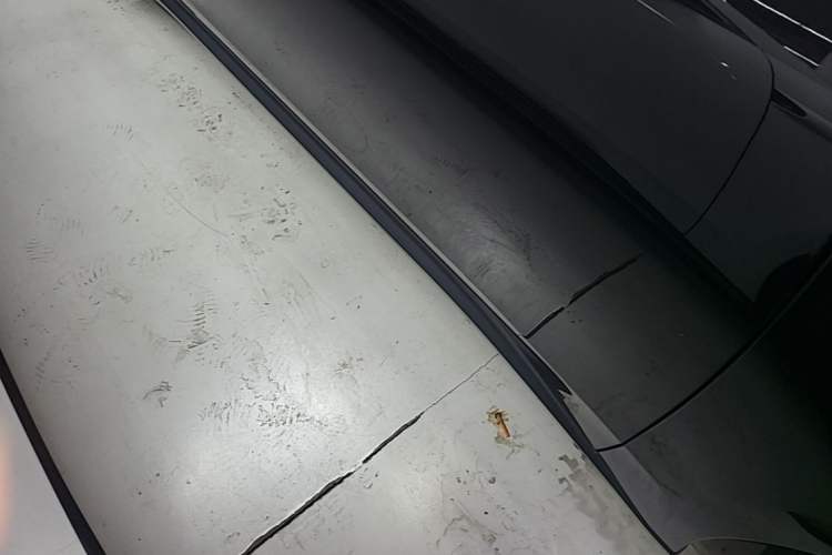 Used Nio ET5T 2023 75 kWh Touring Right Side Sill