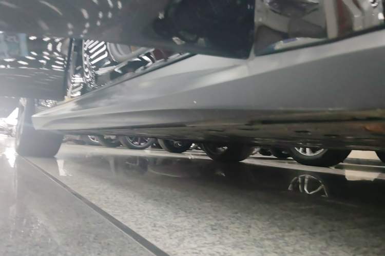 Used Nio ET5T 2023 75 kWh Touring Right Side Sill