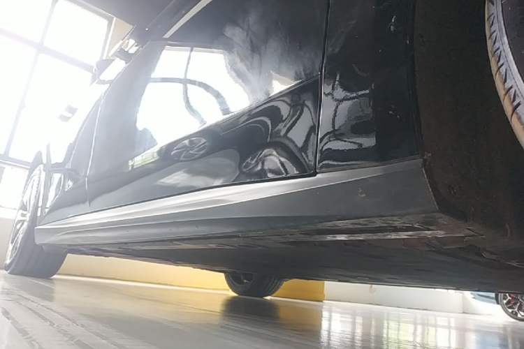 Used Nio ET5T 2023 75 kWh Touring Right Side Sill