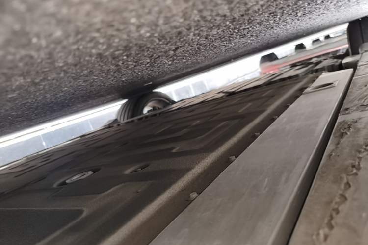 Used Nio ET5T 2023 75 kWh Touring Right Side Sill