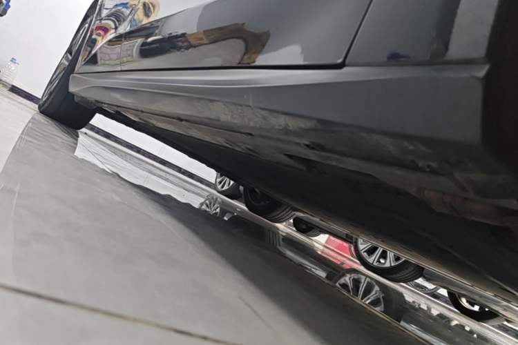 Used Nio ET5T 2023 75 kWh Touring Right Side Sill