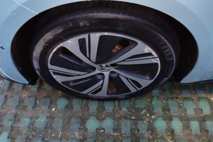 Used Nio ET5T 2023 75 kWh Touring Left Front Wheel Hub