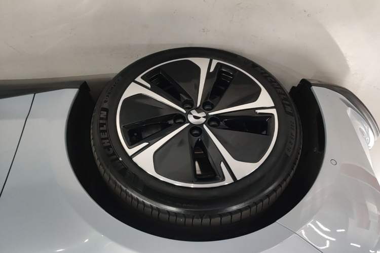 Used Nio ET5T 2023 75 kWh Touring Left Front Wheel Hub