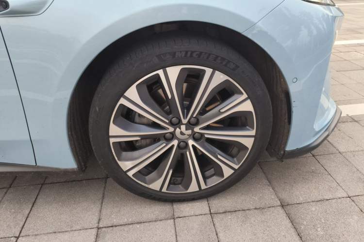 Used Nio ET5T 2023 75 kWh Touring Right Front Wheel Hub
