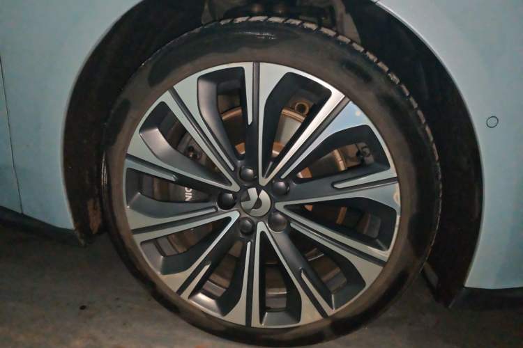 Used Nio ET5T 2023 75 kWh Touring Right Front Wheel Hub