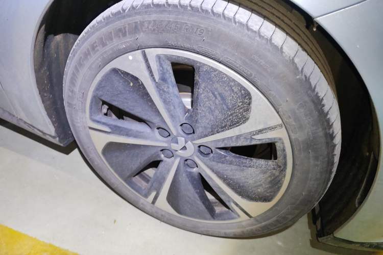 Used Nio ET5T 2023 75 kWh Touring Right Front Wheel Hub