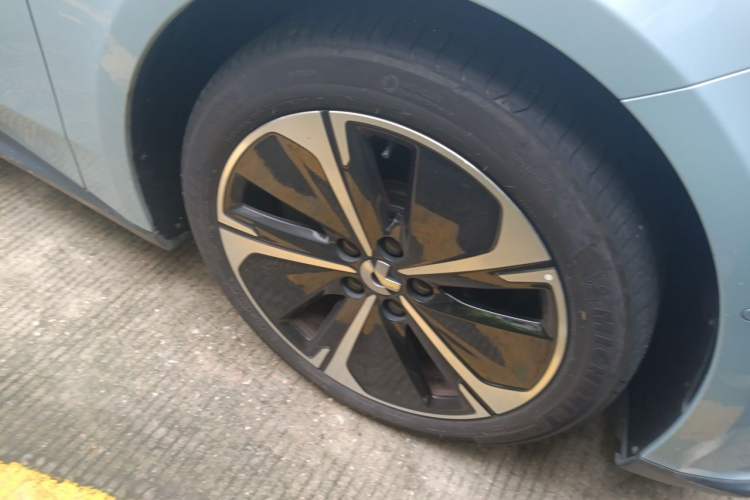 Used Nio ET5T 2023 75 kWh Touring Right Front Wheel Hub