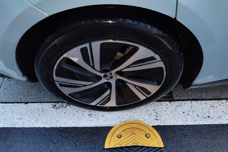 Used Nio ET5T 2023 75 kWh Touring Right Rear Wheel Hub