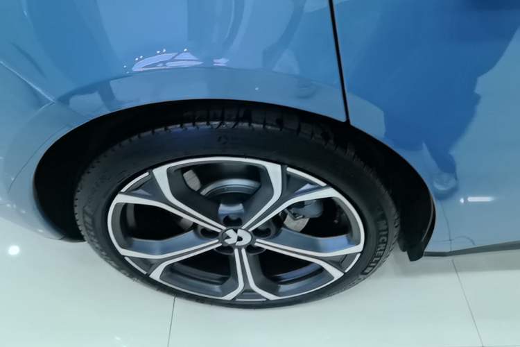 Used Nio ET5T 2023 75 kWh Touring Right Rear Wheel Hub