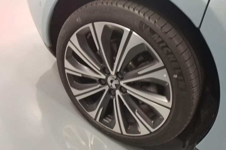 Used Nio ET5T 2023 75 kWh Touring Right Rear Wheel Hub