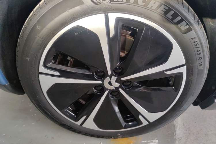 Used Nio ET5T 2023 75 kWh Touring Right Rear Wheel Hub