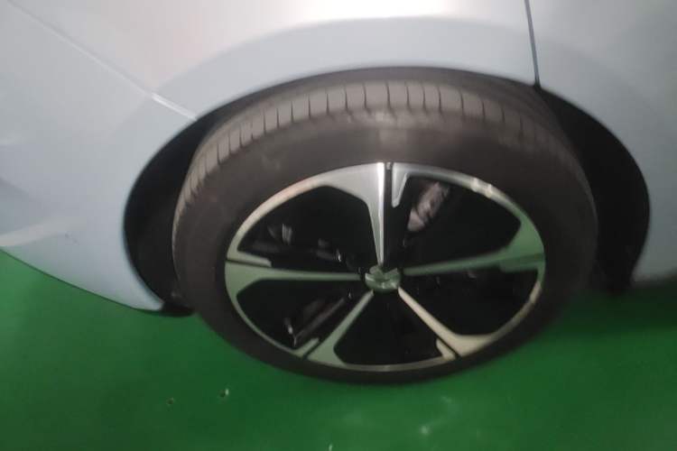 Used Nio ET5T 2023 75 kWh Touring Right Rear Wheel Hub