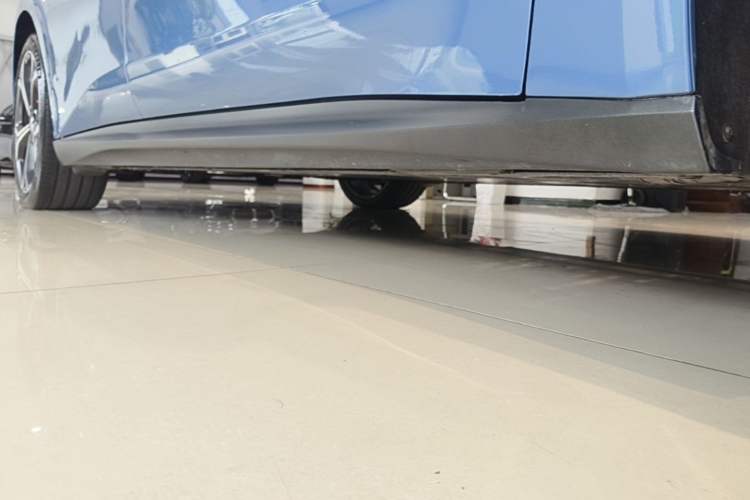 Used Nio ET5T 2023 75 kWh Touring Right Side Sill