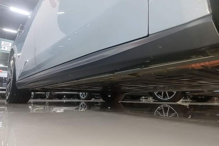 Used Nio ET5T 2023 75 kWh Touring Right Side Sill