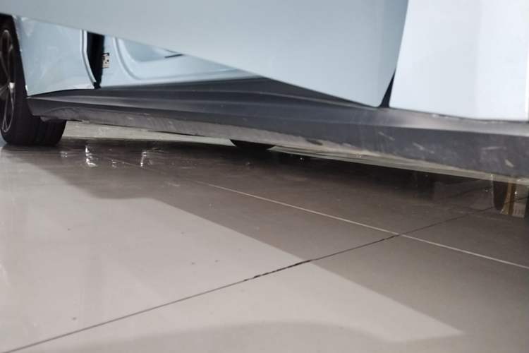Used Nio ET5T 2023 75 kWh Touring Right Side Sill