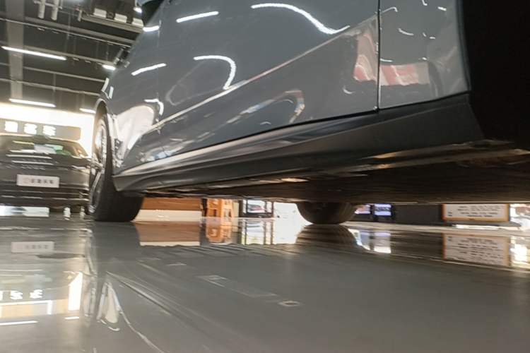 Used Nio ET5T 2023 75 kWh Touring Right Side Sill