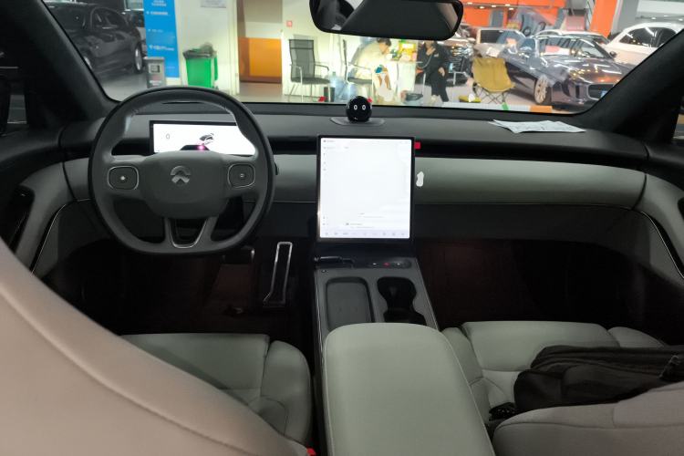 Used Nio ET5T 2023 75 kWh Touring Center Console