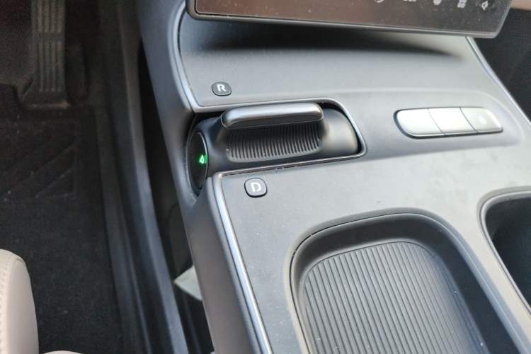 Used Nio ET5T 2023 75 kWh Touring Gear Lever