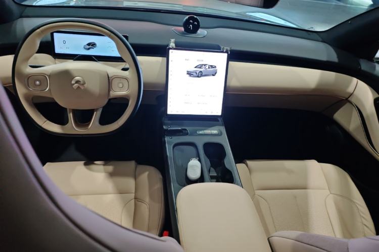 Used Nio ET5T 2023 75 kWh Touring Center Console