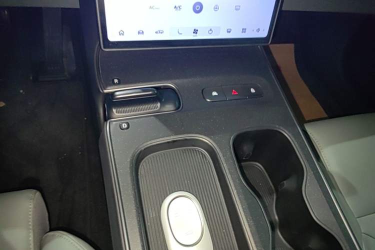 Used Nio ET5T 2023 75 kWh Touring Gear Lever