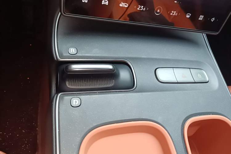Used Nio ET5T 2023 75 kWh Touring Gear Lever