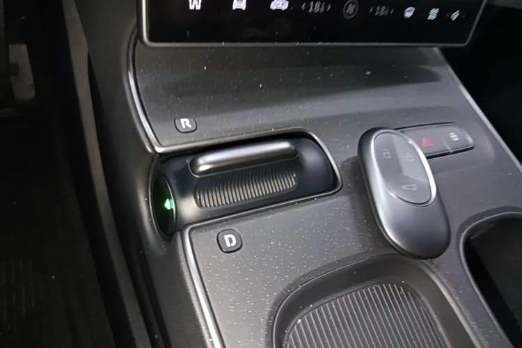 Used Nio ET5T 2023 75 kWh Touring Gear Lever