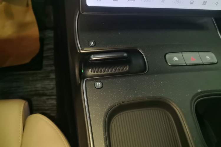 Used Nio ET5T 2023 75 kWh Touring Gear Lever