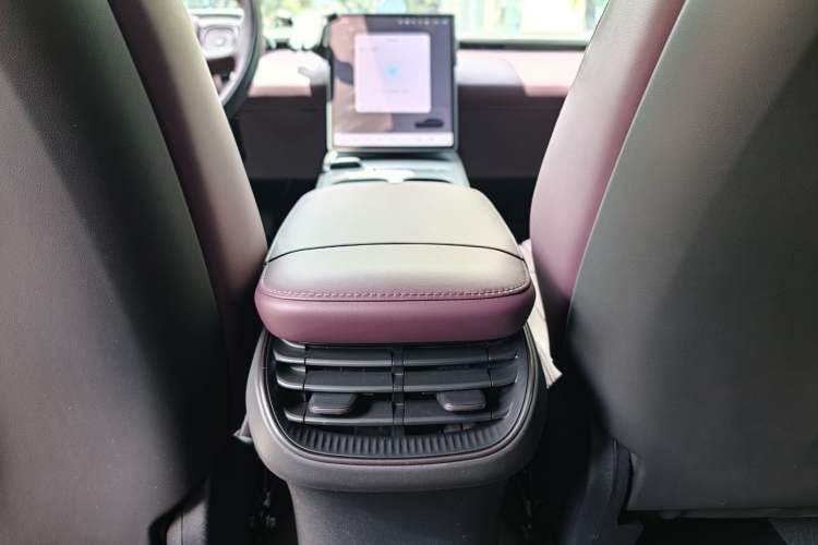 Used Nio ET5T 2023 75 kWh Touring Interior 10