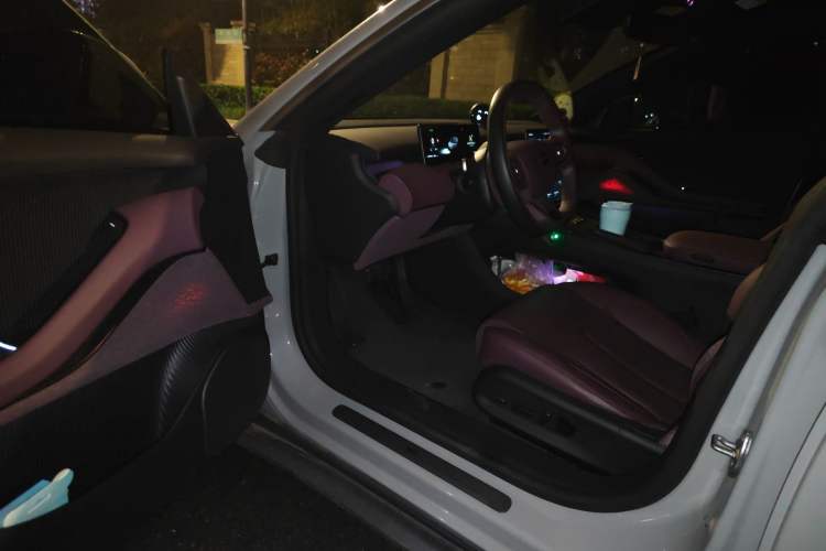 Used Nio ET5T 2023 75 kWh Touring Interior 3