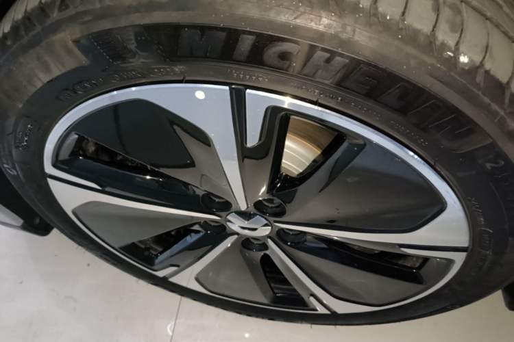 Used Nio ET5T 2023 75 kWh Touring Left Front Wheel Hub