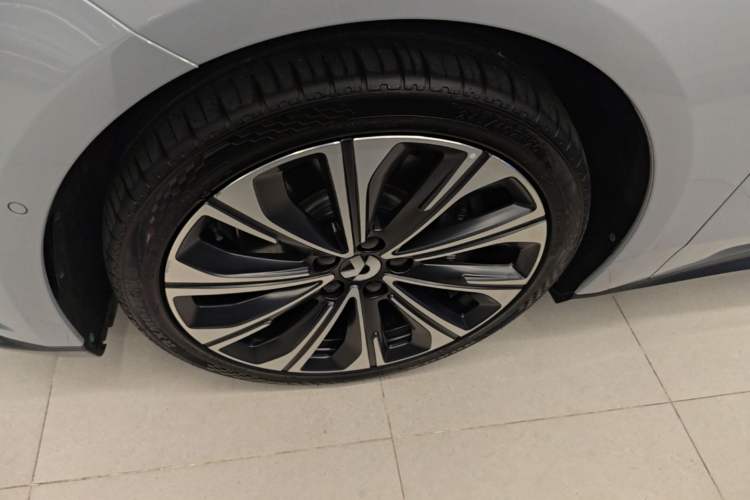 Used Nio ET5T 2023 75 kWh Touring Left Front Wheel Hub