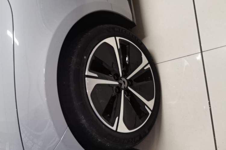 Used Nio ET5T 2023 75 kWh Touring Left Front Wheel Hub