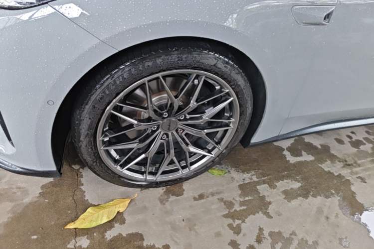 Used Nio ET5T 2023 75 kWh Touring Left Front Wheel Hub