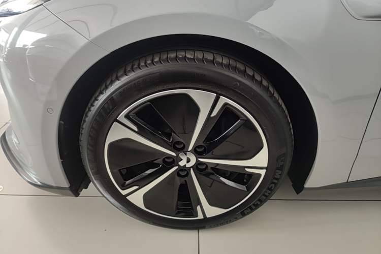 Used Nio ET5T 2023 75 kWh Touring Left Front Wheel Hub