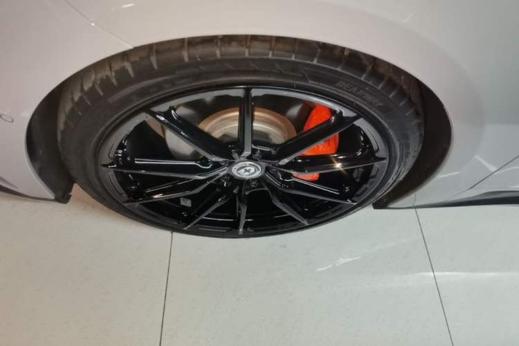 Used Nio ET5T 2023 75 kWh Touring Left Front Wheel Hub