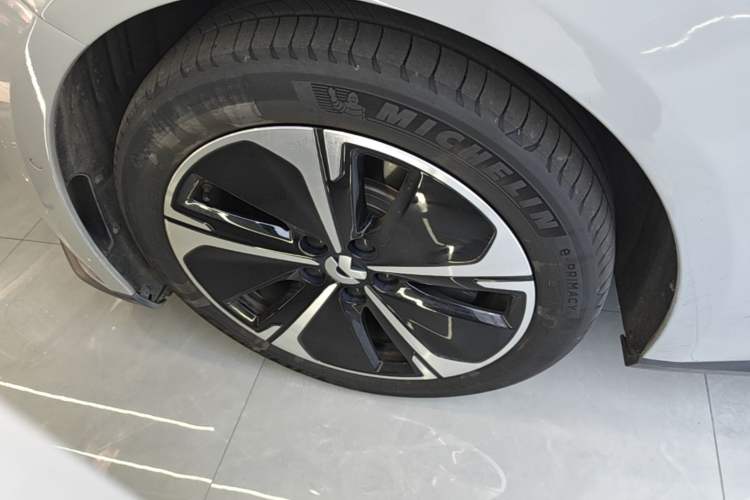 Used Nio ET5T 2023 75 kWh Touring Left Front Wheel Hub