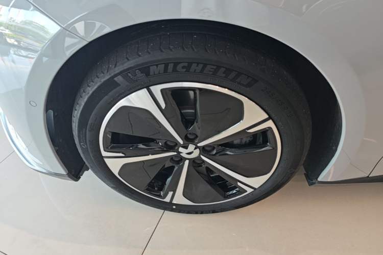 Used Nio ET5T 2023 75 kWh Touring Left Front Wheel Hub
