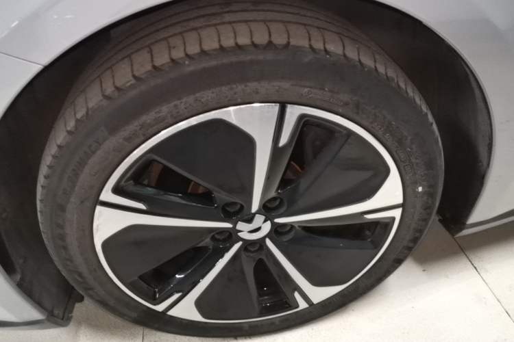 Used Nio ET5T 2023 75 kWh Touring Left Front Wheel Hub